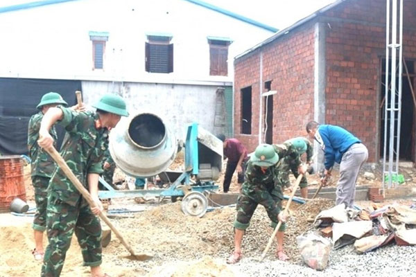 Cán bộ, chiến sĩ Trung đoàn 6, Bộ Chỉ huy Quân sự thành phố Huế hỗ trợ xây dựng, sửa chữa nhà giúp người dân vùng thiên tai. (Ảnh: VGP)
