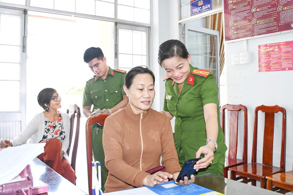 Công an phường Hòa Thuận hướng dẫn người dân giải quyết thủ tục hành chính trên môi trường điện tử.

