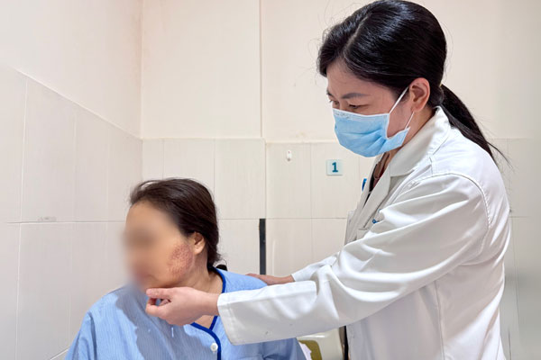 Bác sĩ Bệnh viện Hoàn Mỹ đang điều trị cho bệnh nhân.

