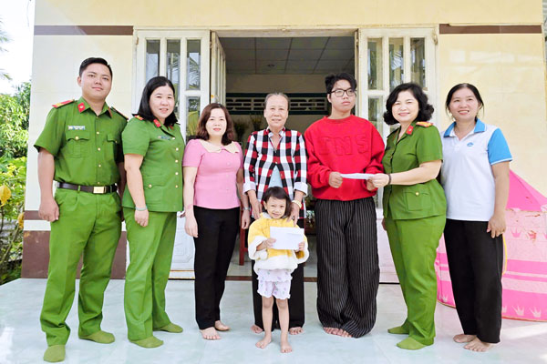 Chi hội Phụ nữ Công an xã thăm, tặng quà cháu Thiên Vy.

