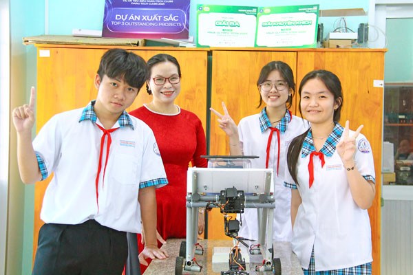 Dự án “Robot tay gắp xanh” của nhóm học sinh Lê Trương Minh Nguyệt, Nguyễn Ngọc Thiện và Nguyễn Thùy Linh (lớp 9/1) do cô Cao Thúy Loan hướng dẫn.

