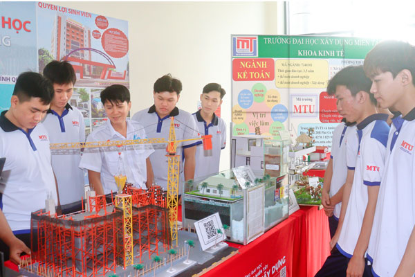 Sinh viên chủ động cập nhật kiến thức, tích cực tham gia các hoạt động nghiên cứu sáng tạo.

