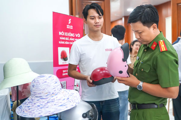 Đẩy mạnh tuyên truyền, vận động doanh nghiệp, Nhân dân hưởng ứng, tham gia tích cực, có trách nhiệm trong công tác đấu tranh chống buôn lậu, gian lận thương mại, hàng giả.