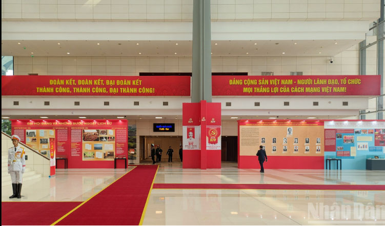 Băng rôn, khẩu hiệu cùng hình ảnh giới thiệu những thành tựu tiêu biểu của Đảng, Nhà nước và nhân dân trong suốt chặng đường đổi mới được trưng bày tại khu vực sảnh tầng 1. (Ảnh: DUY LINH)
