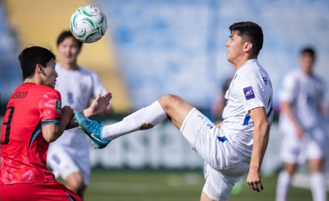 U23 Hàn Quốc (áo đỏ) mất ngôi đầu bảng, sau khi thất bại trước U23 Uzbekistan - Ảnh: AFC

