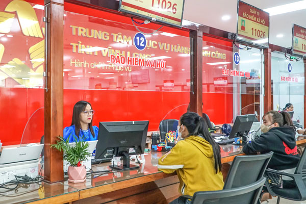 Người dân thực hiện thủ tục hành chính tại Trung tâm Phục vụ hành chính công tỉnh với quy trình thuận tiện, nhanh gọn, tư vấn nhiệt tình.

