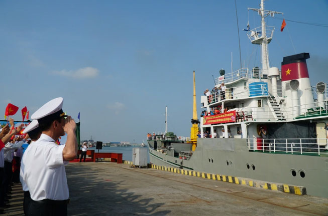 Tàu rời bến, lên đường làm nhiệm vụ - Ảnh: ĐAN THUẦN

