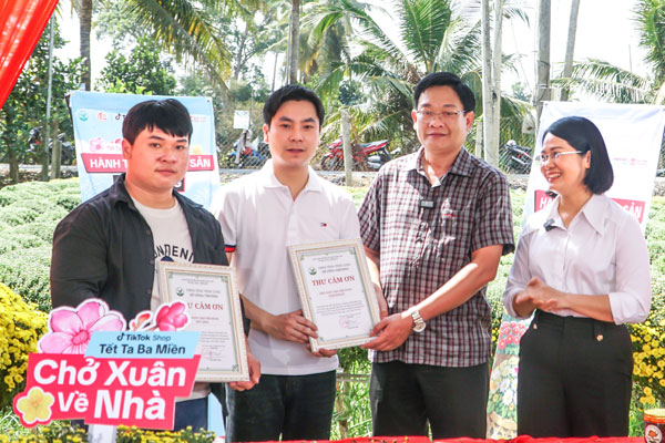 Lãnh đạo Sở Công Thương trao thư cảm ơn nhà sáng tạo nội dung TikTok tại chương trình “Hành trình nông sản Vĩnh Long- Chở xuân về nhà”.


