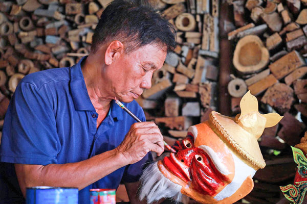 Di sản cần được trao truyền để tiếp nối và lan tỏa. Trong ảnh: Các nghệ nhân như Võ Văn Bá, Lâm Phên, Vũ Linh Tâm lặng lẽ gìn giữ những di sản văn hóa phi vật thể của tỉnh.


