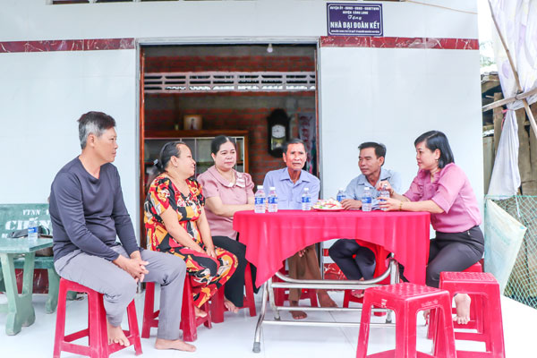 Bà Mai Ngọc Thu (thứ 2, từ trái qua), ngụ Ấp 8, xã An Trường bày tỏ phấn khởi khi được hỗ trợ xây dựng căn nhà khang trang.

