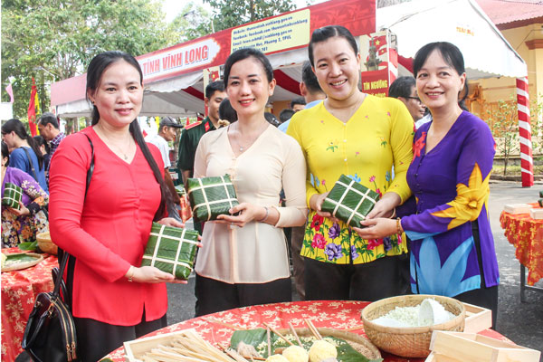 Phụ nữ tham gia hoạt động ẩm thực.

