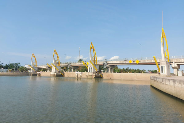 Cống Vũng Liêm (xã Trung Thành) phát huy hiệu quả ngăn mặn, trữ ngọt, góp phần bảo vệ sản xuất trong mùa khô.

