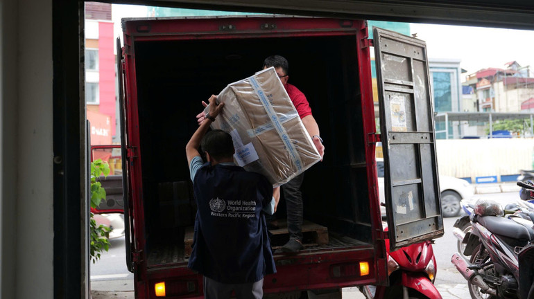 WHO hỗ trợ viên lọc nước tinh khiết Aquatabs cho đồng bào vùng bão lụt, tháng 7/2025. (Ảnh: Báo Nhân Dân)