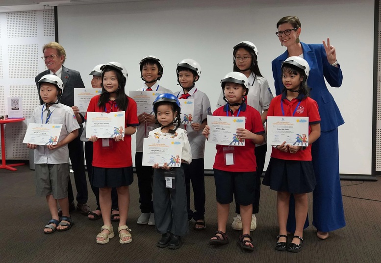Trưởng đại diện WHO tại Việt Nam, Tiến sĩ Angela Pratt và các học sinh tham gia lễ ra mắt Dự án Đối tác An toàn Giao thông Việt Nam - Ảnh WHO