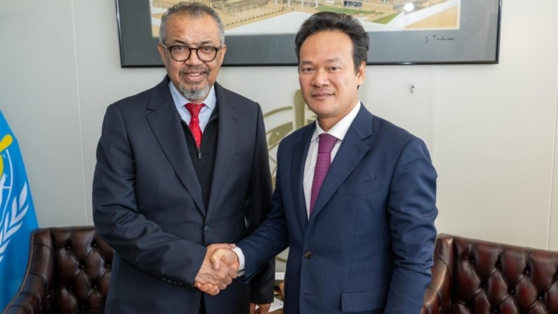 Đại sứ Mai Phan Dũng, Trưởng Phái đoàn Thường trực Việt Nam bên cạnh Liên hợp quốc, Tổ chức Thương mại thế giới và các tổ chức quốc tế khác và Tổng Giám đốc Tổ chức Y tế thế giới (WHO) Tedros Adhanom Ghebreyesus.