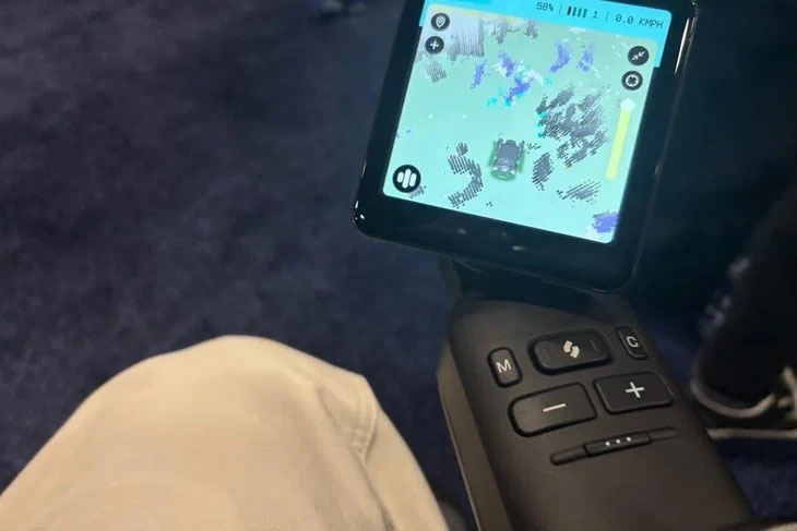 Một màn hình hiển thị hình ảnh từ trên xuống về môi trường xung quanh người dùng được gắn bên cạnh tay vịn của ev1 - Ảnh: SARAH KOH