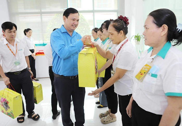 Trao 1.269 phần quà tặng người lao động