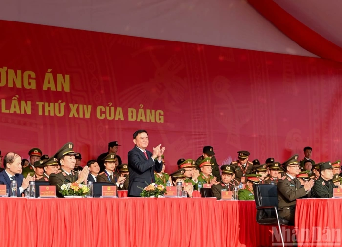 [Ảnh] Thường trực Ban Bí thư Trần Cẩm Tú dự Lễ xuất quân bảo vệ an ninh trật tự phục vụ Đại hội XIV của Đảng