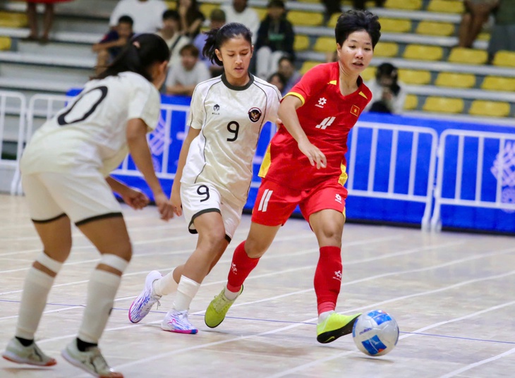 Đội tuyển futsal Việt Nam (áo đỏ) trong trận thắng Indonesia ở chung kết SEA Games 33 - Ảnh: ĐỨC KHUÊ

