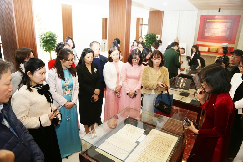 Nhiều hiện vật, tư liệu lịch sử thu hút sự quan tâm từ công chúng - Ảnh: Việt Dũng