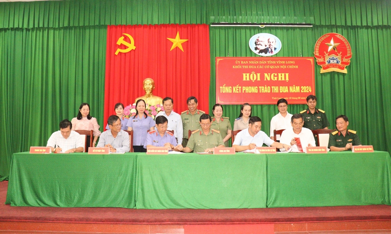 Đại diện các đơn vị trong khối thi đua ký kết giao ước thi đua năm 2025.
