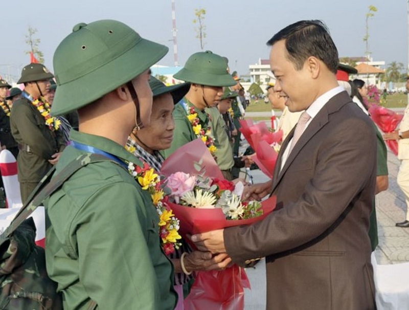 Thanh niên Vĩnh Long hăng hái lên đường nhập ngũ