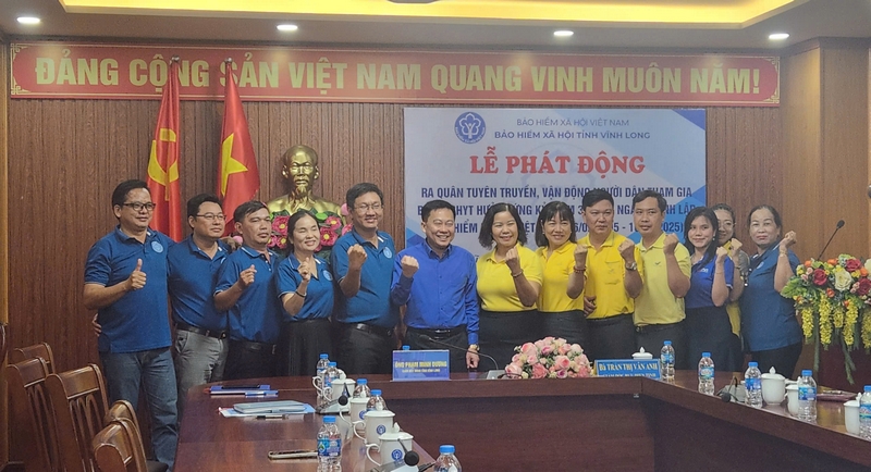 Ông Phạm Minh Dương, Giám đốc BHXH tỉnh Vĩnh Long phát khẩu lệnh trong buổi Lễ ra quân.