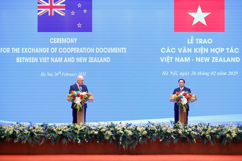 Thủ tướng Phạm Minh Chính và Thủ tướng New Zealand Christopher Luxon gặp báo chí thông báo kết quả hội đàm - Ảnh: VGP/Nhật Bắc