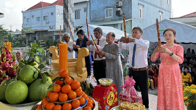 Đại biểu, cán bộ hội, hội viên đông y trong nghi lễ dâng hương đại danh y Hải Thượng Lãn Ông và Thiền Sư Tuệ Tĩnh.