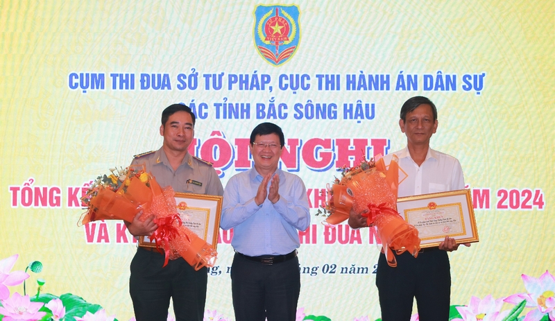 Thứ trưởng Bộ Tư pháp- Mai Lương Khôi tặng bằng khen của Bộ trưởng Bộ Tư pháp về thành tích xuất sắc trong tổ chức thực hiện phong trào thi đua của ngành trong năm 2024 cho Sở Tư pháp tỉnh Vĩnh Long và Chi cục Thi hành án dân sự tỉnh Vĩnh Long.