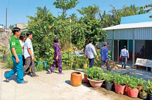 Lãnh đạo địa phương đến thăm nhà ông Phan Văn Dũng khi được hỗ trợ xây cất hoàn thành.
