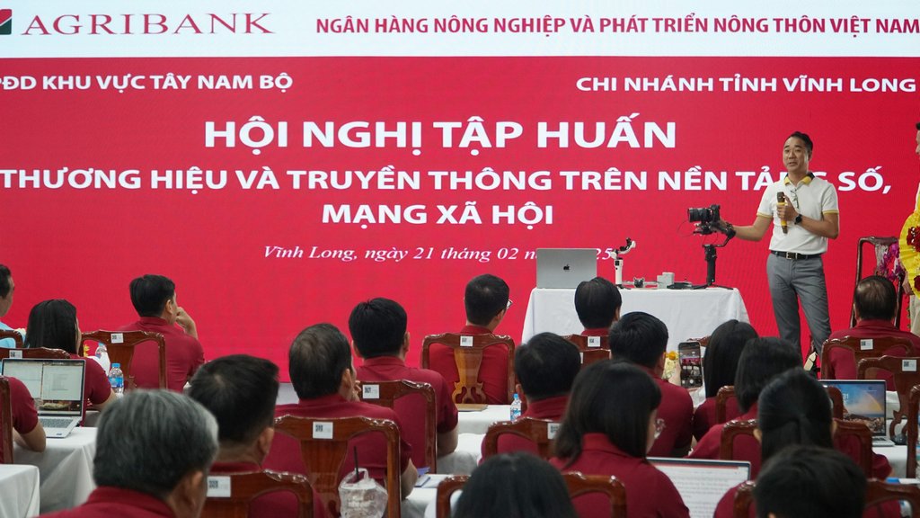 Đại biểu tham dự hội nghị chia sẻ kinh nghiệm về công tác truyền thông, xây dựng thương hiệu.
