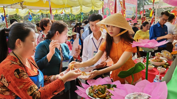 Hội thi “Làm bánh dân gian” huyện Trà Ôn năm 2025 hút đông đảo bà con và du khách thập phương đến trải nghiệm và thưởng thức.