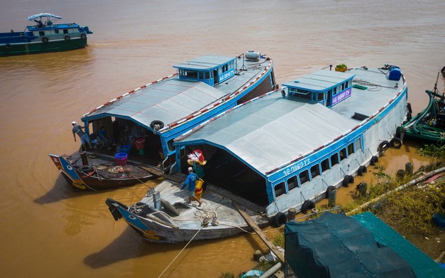 Chiếc ghe đục vừa là phương tiện mưu sinh, vừa là mái nhà thân thương của nhiều gia đình sống bằng “nghề bà cậu”.
