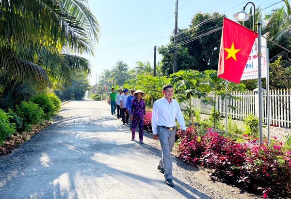 Xã Tân An Luông đã xây dựng tuyến đường hoa dài 1,7km.