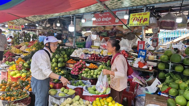 Trái cây được bày bán trong dịp này cũng hết sức đa dạng, giá cả bình ổn.