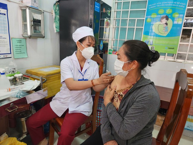 Khuyến cáo tiêm vaccine cúm mùa phòng bệnh.