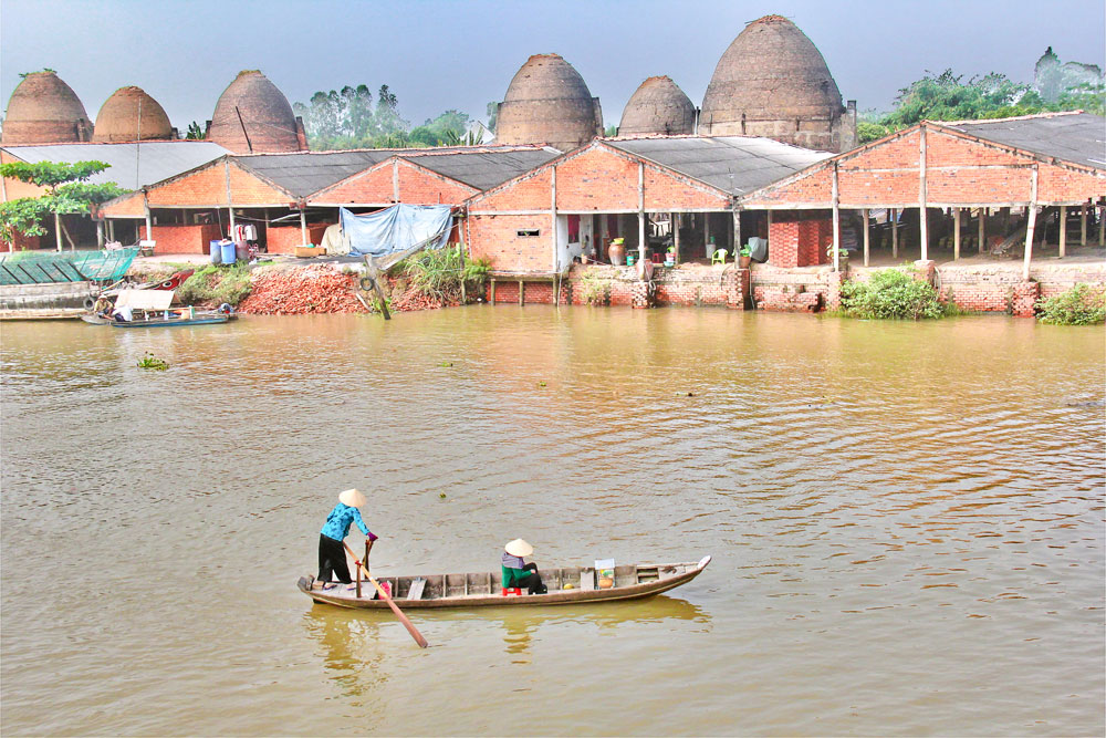 “Vương quốc đỏ” gạch gốm Mang Thít cổ kính soi bóng bên kênh Thầy Cai. Ảnh: TRẦN PHƯỚC

