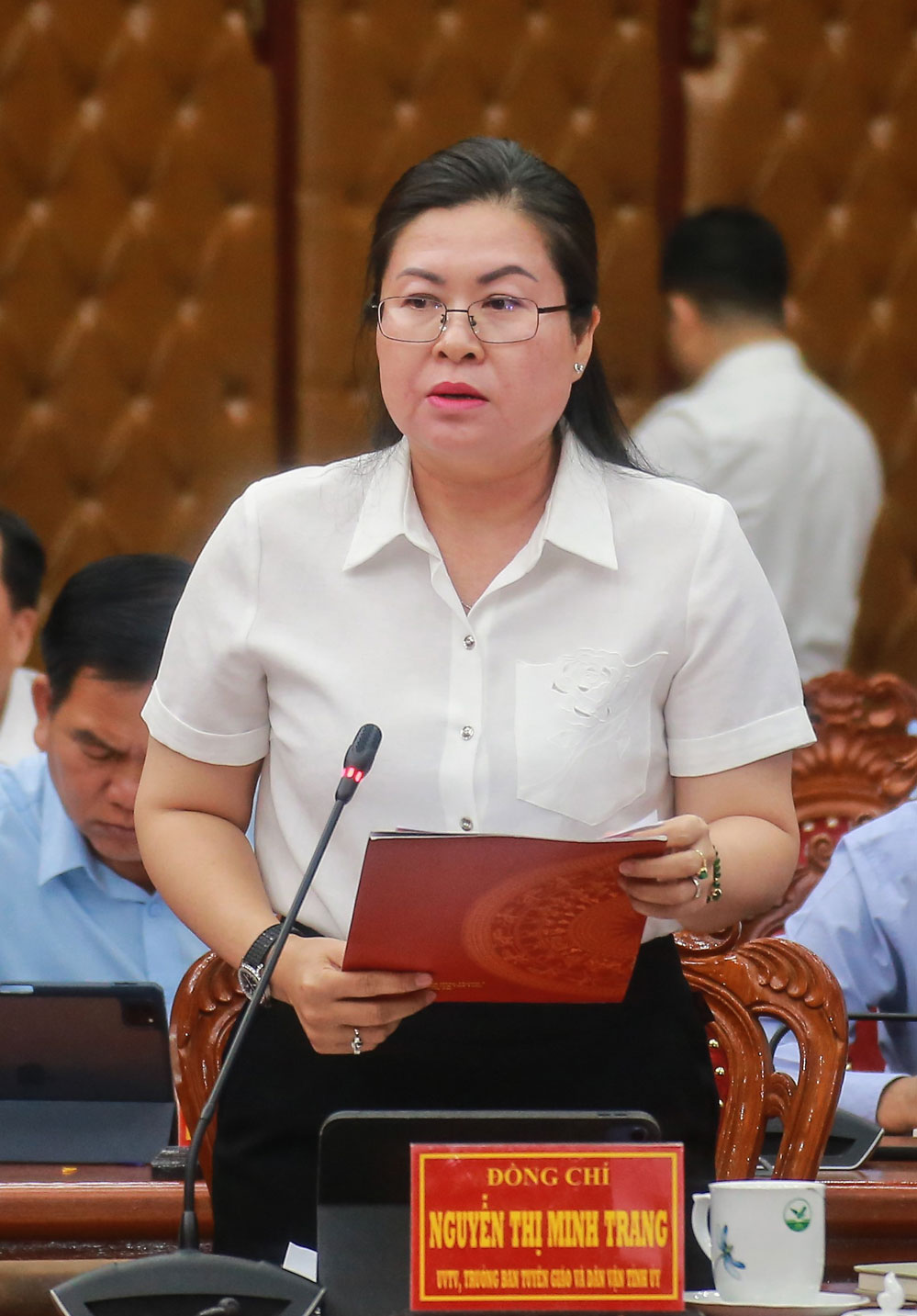 Đồng chí Nguyễn Thị Minh Trang - Ủy viên Ban Thường vụ Tỉnh ủy, Trưởng Ban Tuyên giáo và Dân vận Tỉnh ủy báo cáo tình hình dư luận xã hội.