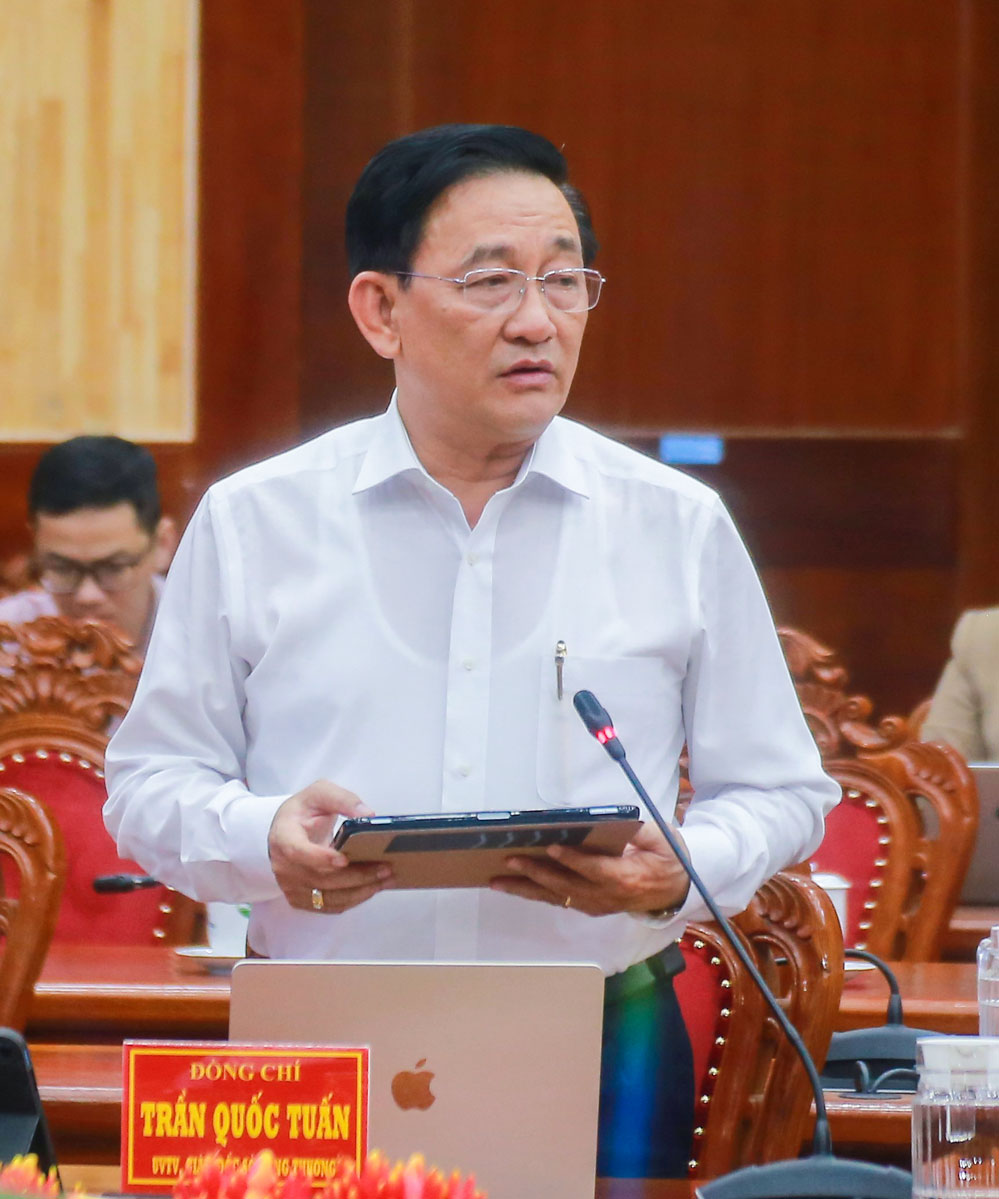  Đồng chí Trần Quốc Tuấn – Ủy viên Ban Thường vụ Tỉnh ủy, Giám đốc Sở Công Thương báo cáo tình hình thị trường, giá cả hàng hóa Tết.