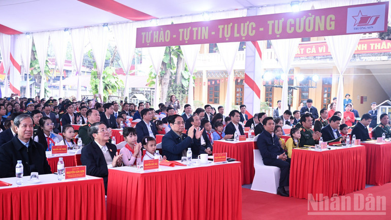 Thủ tướng Phạm Minh Chính, các đồng chí lãnh đạo, đại biểu tham dự lễ khởi công. (Ảnh: TRẦN HẢI)