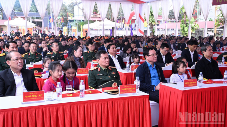 Các đại biểu, các cháu học sinh tham dự lễ khởi công. (Ảnh: TRẦN HẢI)