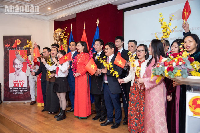 Các tiết mục văn nghệ của các cơ quan đại diện Việt Nam tại Pháp ca ngợi Đảng Cộng sản Việt Nam quang vinh và Chủ tịch Hồ Chí Minh vĩ đại.