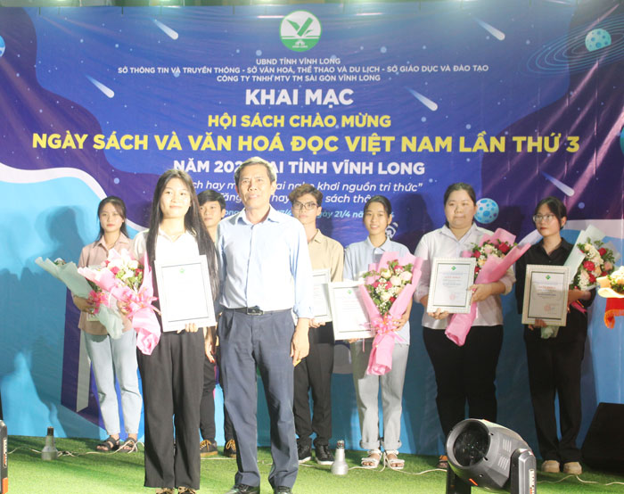 Các cuộc thi, giải thưởng văn học được quy định cụ thể, tổ chức quy củ hơn.

