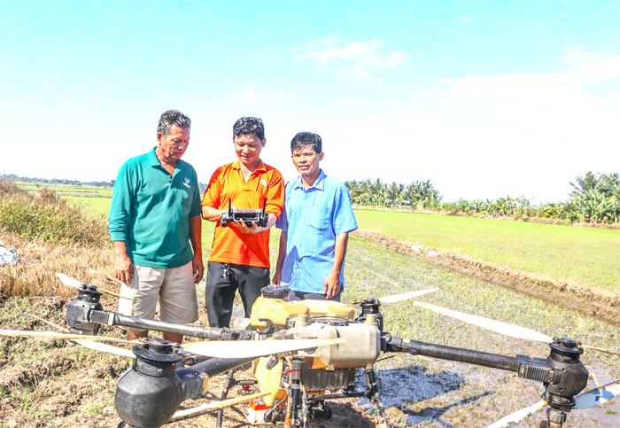 Nông dân xã Long Hồ mạnh dạn ứng dụng tiến bộ khoa học kỹ thuật vào sản xuất.

