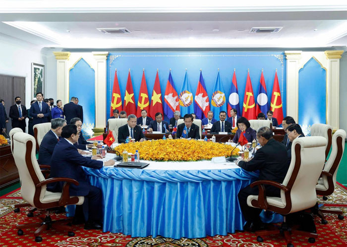 Cuộc gặp cấp cao giữa 3 đảng: Đảng Nhân dân Campuchia, Đảng Cộng sản Việt Nam và Đảng Nhân dân Cách mạng Lào. (Ảnh: Thống Nhất - TTXVN)
