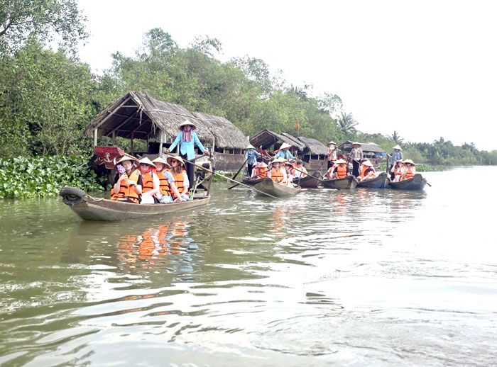 Vĩnh Long mời du khách đến trải nghiệm không khí Tết giữa những vườn cây trái sum suê, bên dòng sông hiền hòa.

