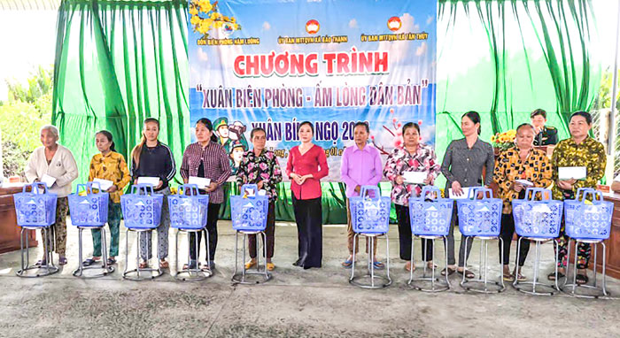 Đồn Biên phòng Hàm Luông phối hợp trao quà Tết hỗ trợ các hộ dân.

