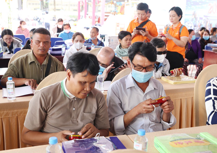 Người khiếm thị tham gia hoạt động đọc sách nói.

