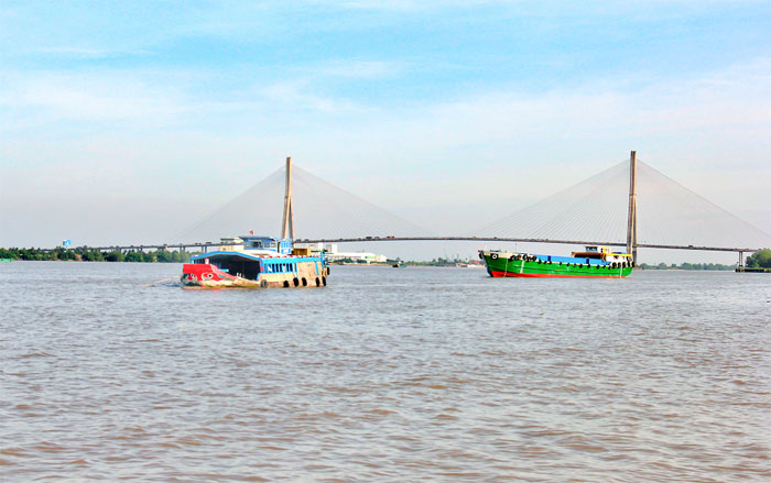 Hệ thống giao thông đường thủy giữ vai trò huyết mạch trong phát triển kinh tế- xã hội của vùng ĐBSCL. Ảnh: LÝ AN